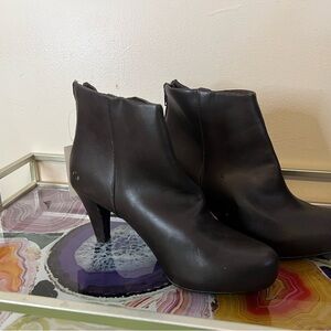 Jaclyn Smith dark brown  Ankle Boots
